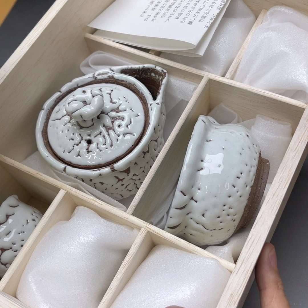 瓷片密密麻麻地铺满了