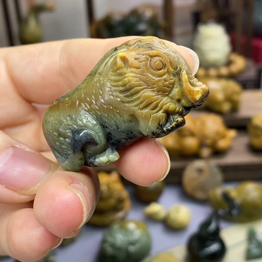 未镶嵌岫岩河磨玉（透闪石质玉）把件