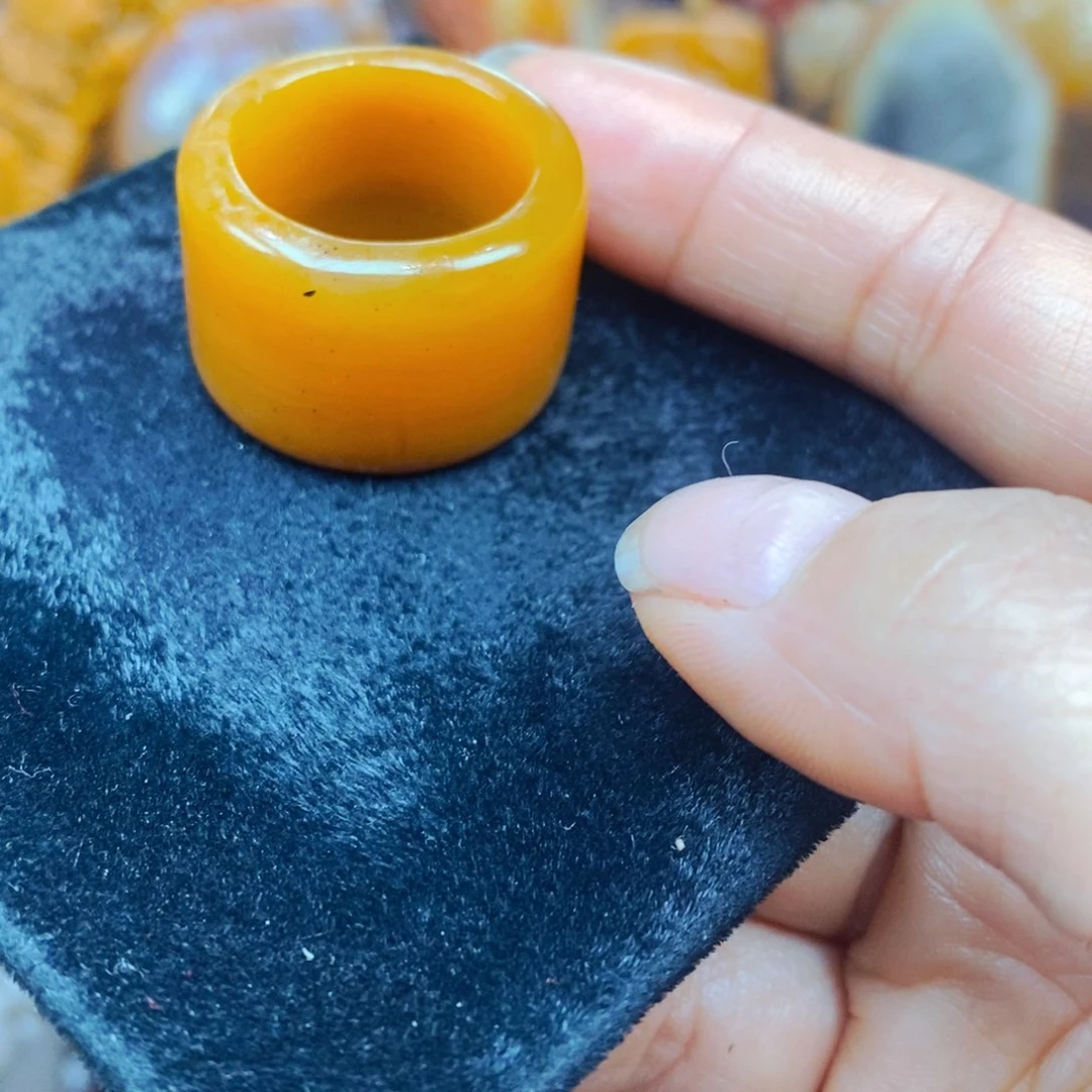 未镶嵌石英质玉（黄龙玉）颈饰