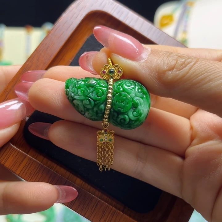 翡翠未镶嵌颈饰辣绿葫芦