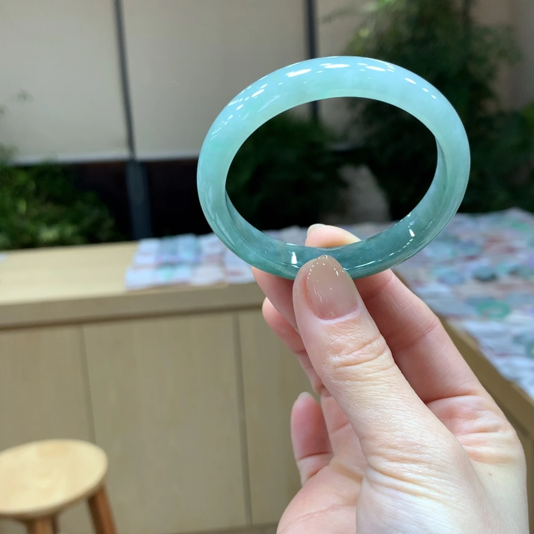 翡翠手镯未镶嵌不退不换