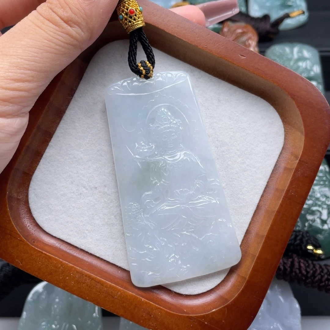 翡翠未镶嵌颈饰御龙观音