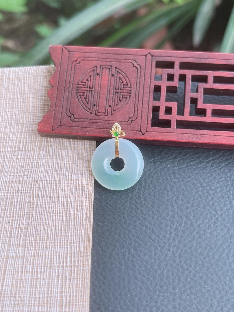 天然缅甸A货翡翠.冰润胶感甜绿平山半水甜甜圈吊坠.尺寸18.6-3.7