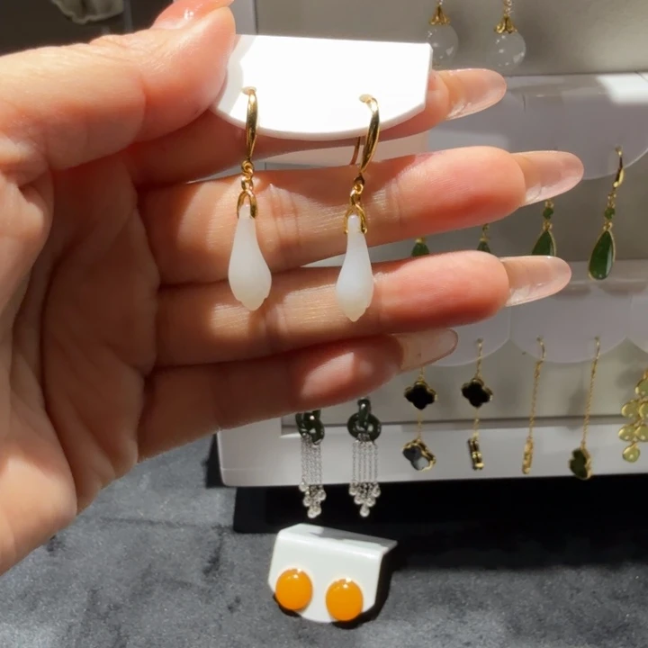 J****和田玉未镶嵌手镯