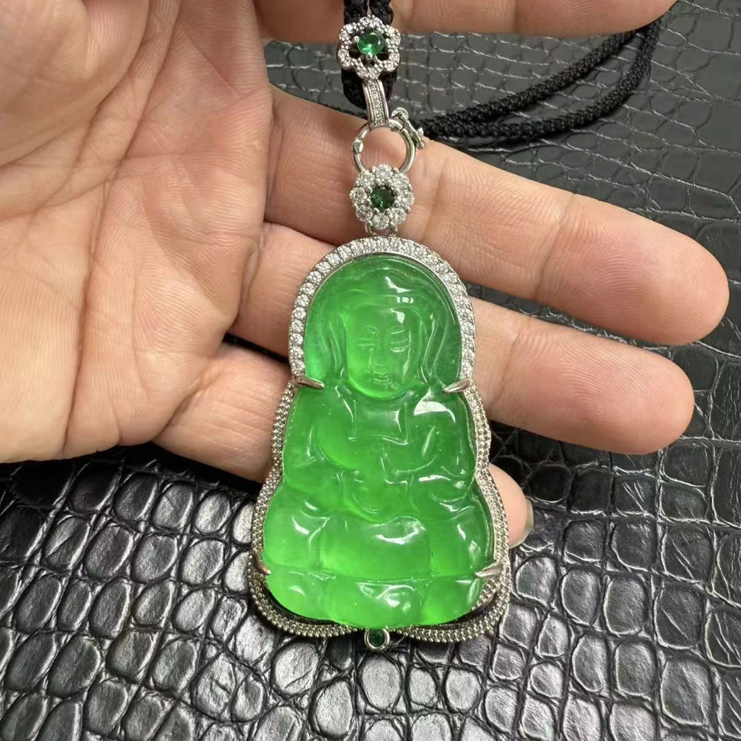 翠绿色吊坠气质时尚