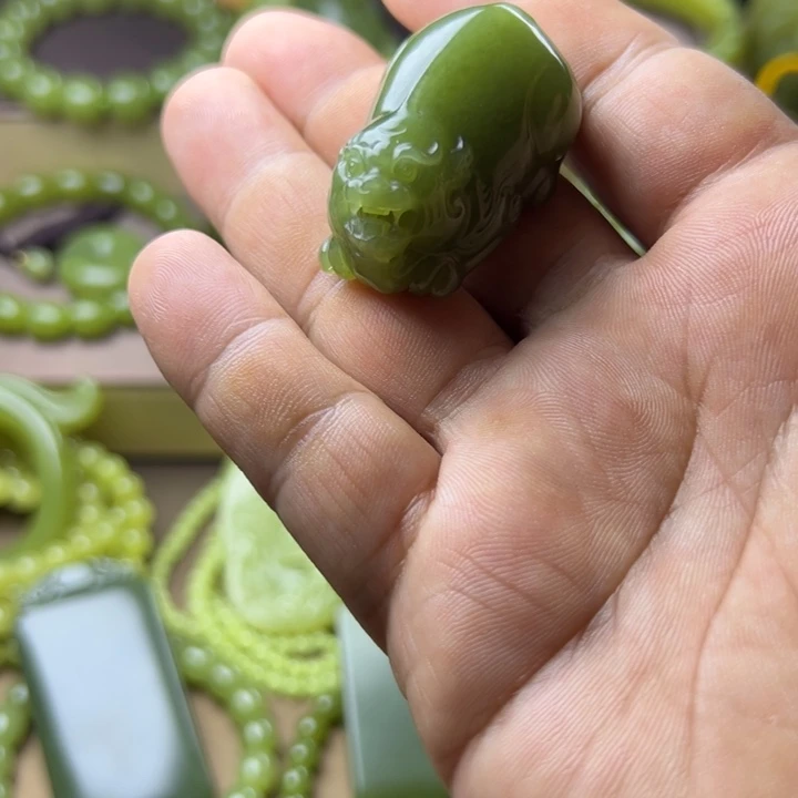 未镶嵌岫岩老玉（透闪石质玉）挂件