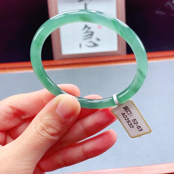 未镶嵌手镯翡翠圆镯