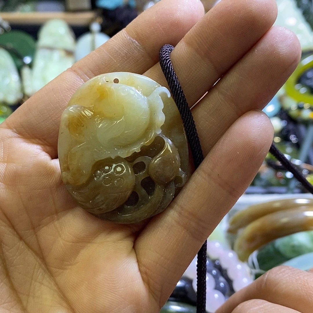 和田玉未镶嵌颈饰一个