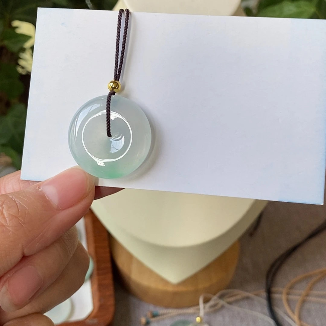 大***妞翡翠未镶嵌颈饰天然的缅甸翡翠A货