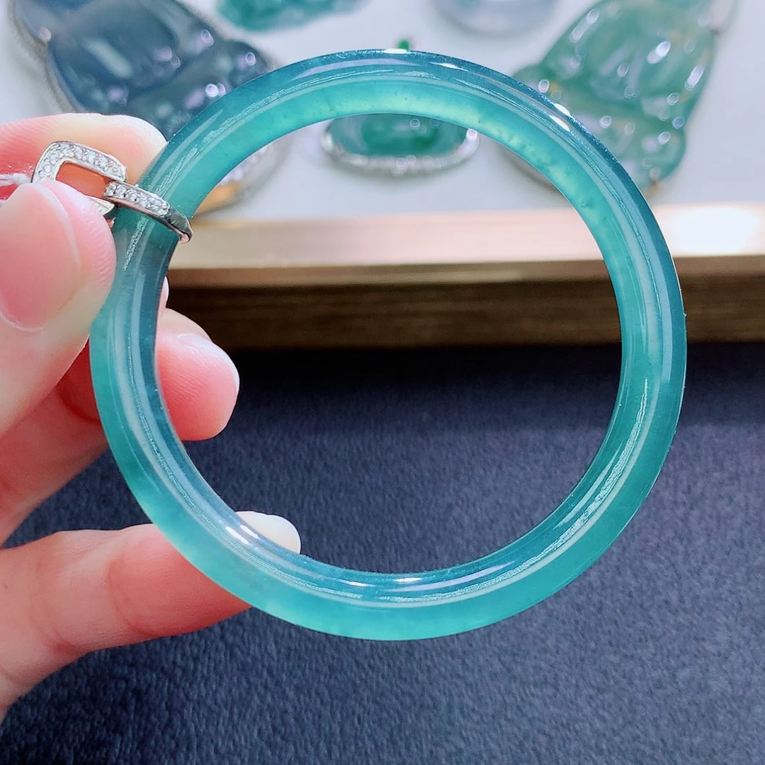 翡翠挂件未镶嵌翡翠