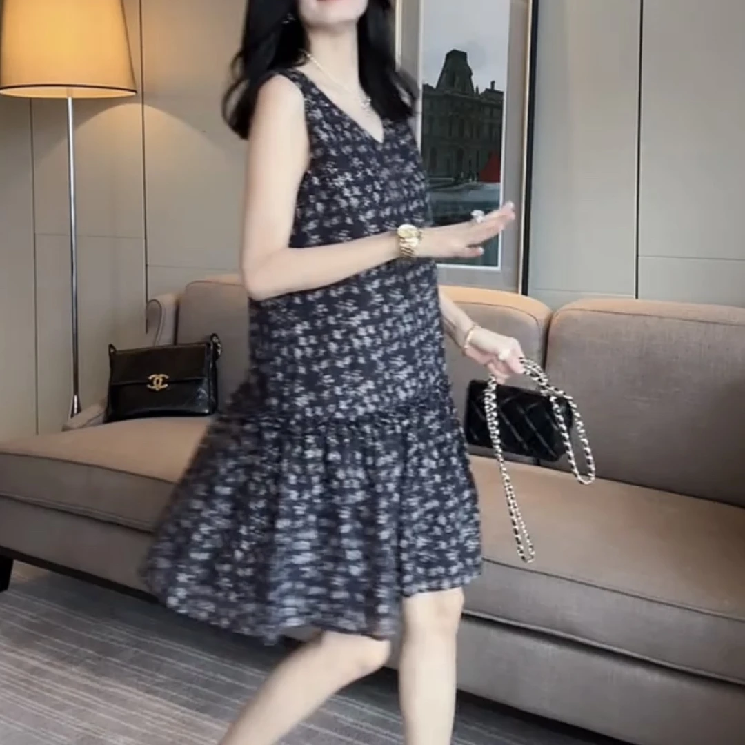 V领碎花夏季法式连衣裙显瘦无袖小香风宽松减龄这肉显瘦百搭5126