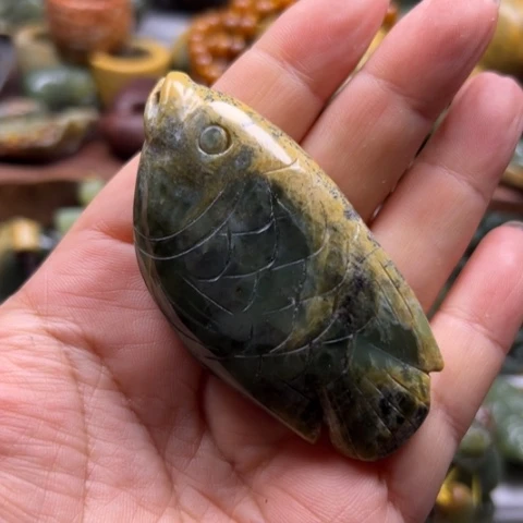 未镶嵌岫岩河磨玉（透闪石质玉）把件