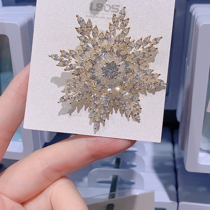 锆石铜合金雪花胸针