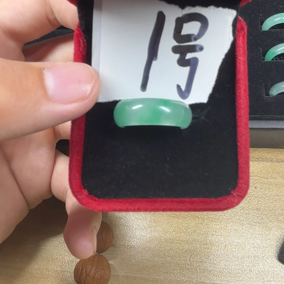 颈饰未镶嵌石英质玉戒指1