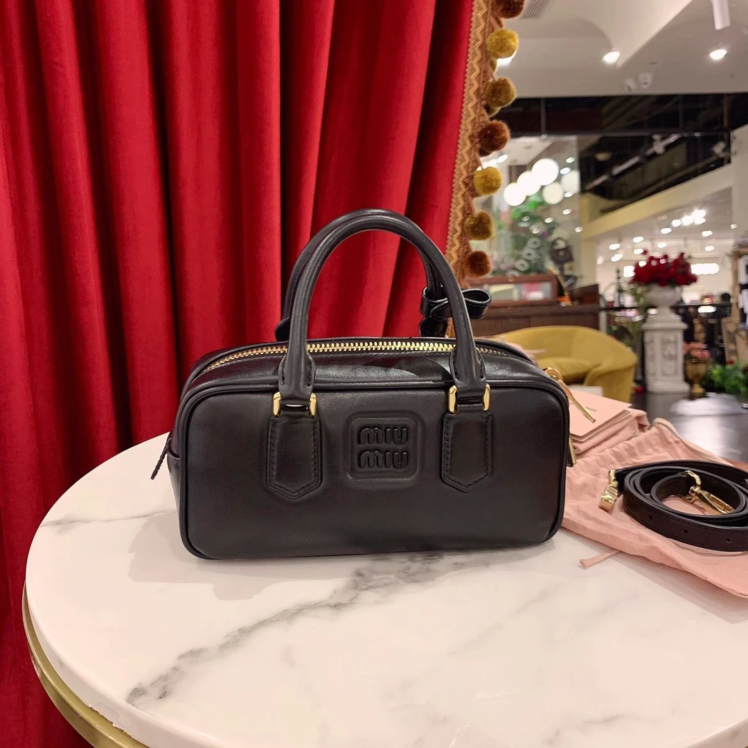 95新 MIU MIU/缪缪 CD丨保龄球小号黑色金扣羊单肩包/75857147