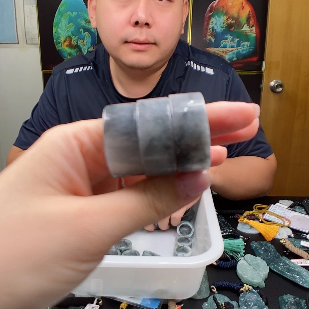 翡翠未镶嵌颈饰多样性发其一