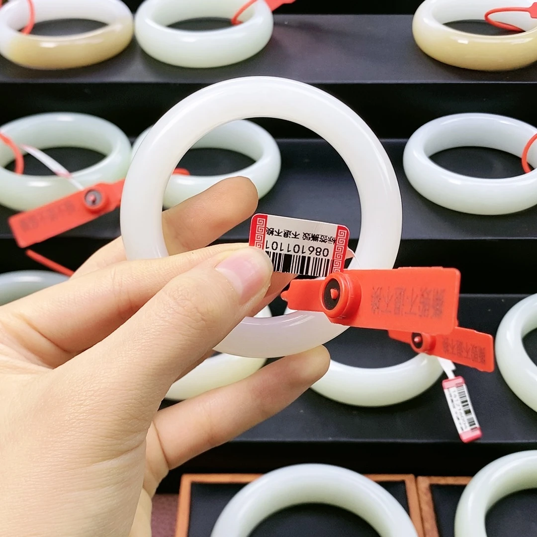 不***上和田玉未镶嵌手镯