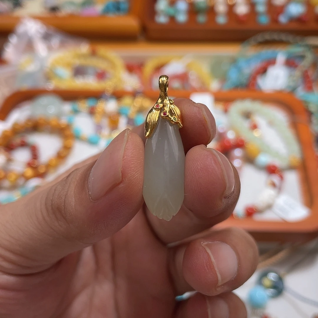 和田玉18K金镶嵌颈饰