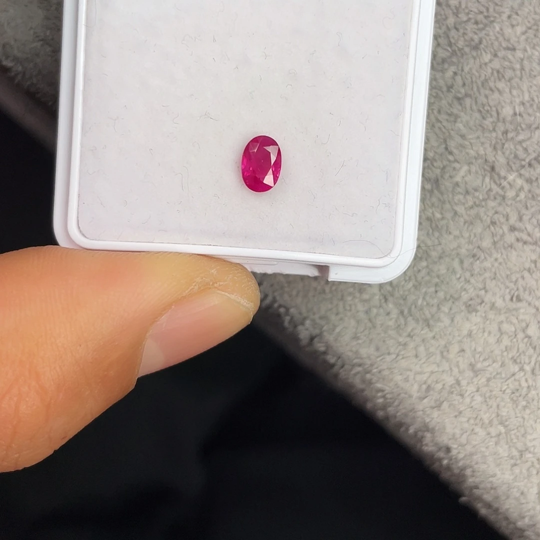 红宝石裸石未镶嵌0.78Ct。