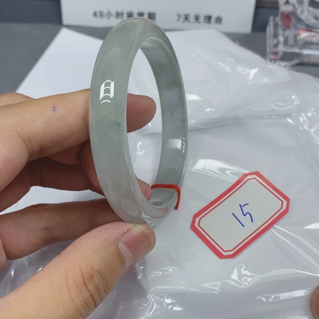 翡翠手镯未镶嵌蓝*蝶