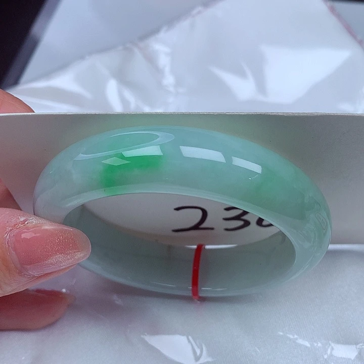 翡翠手镯未镶嵌翡翠