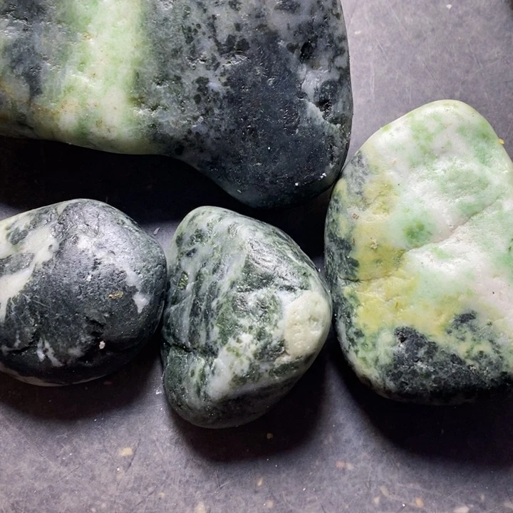 透闪石质玉挂件未镶嵌