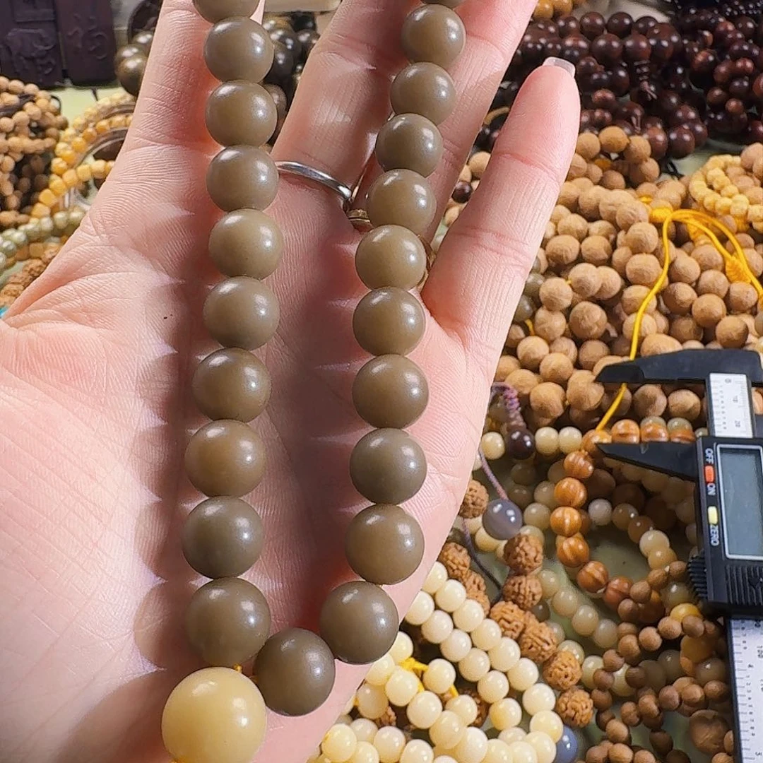 白玉菩提把件白玉菩提奶奶灰手持