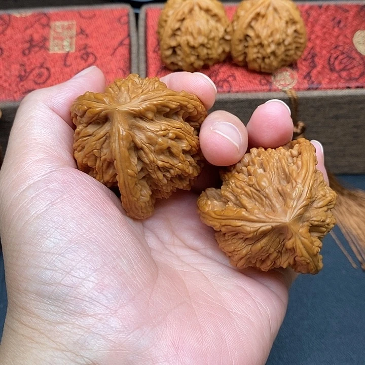 E***.文玩核桃把件白奔