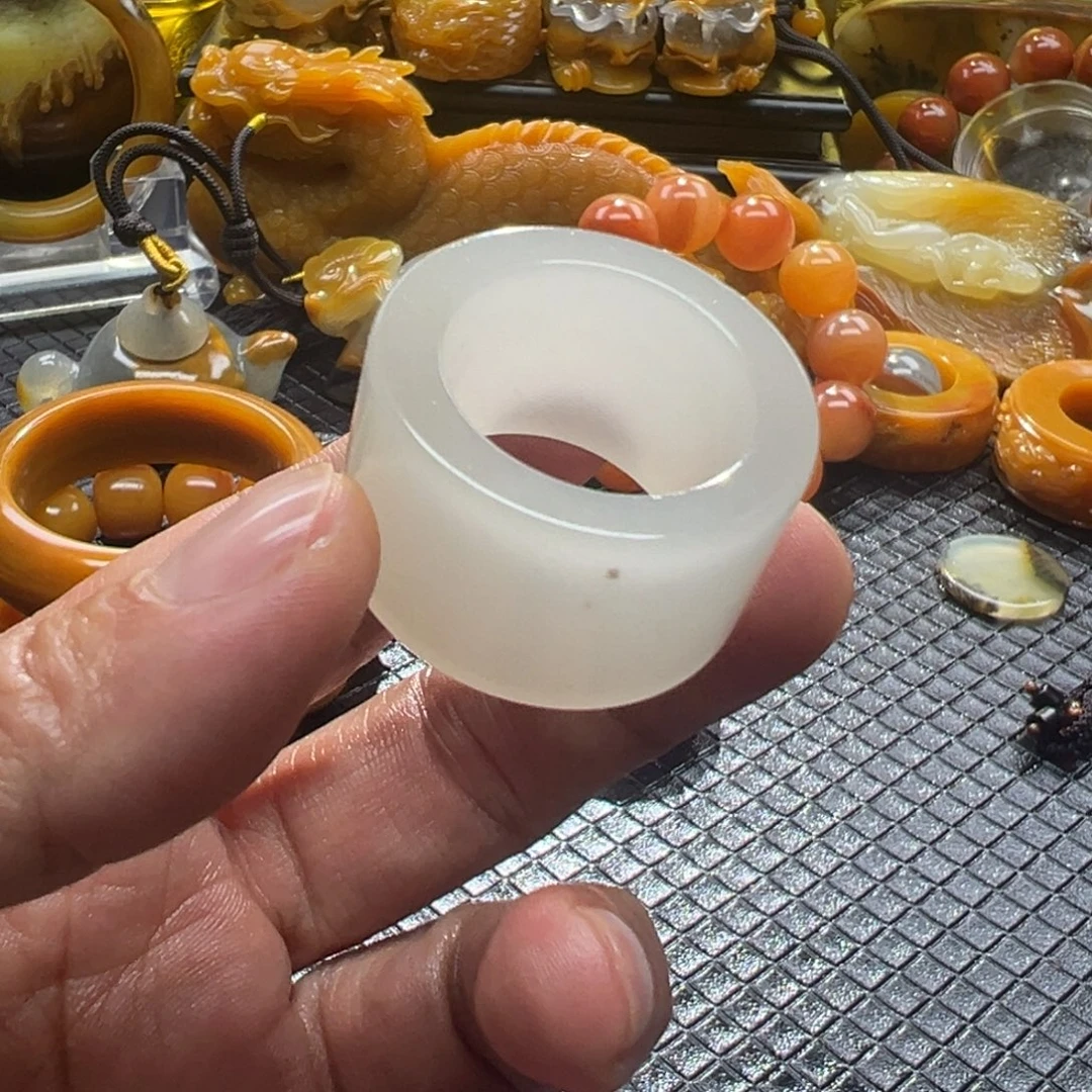 石英质玉未镶嵌颈饰