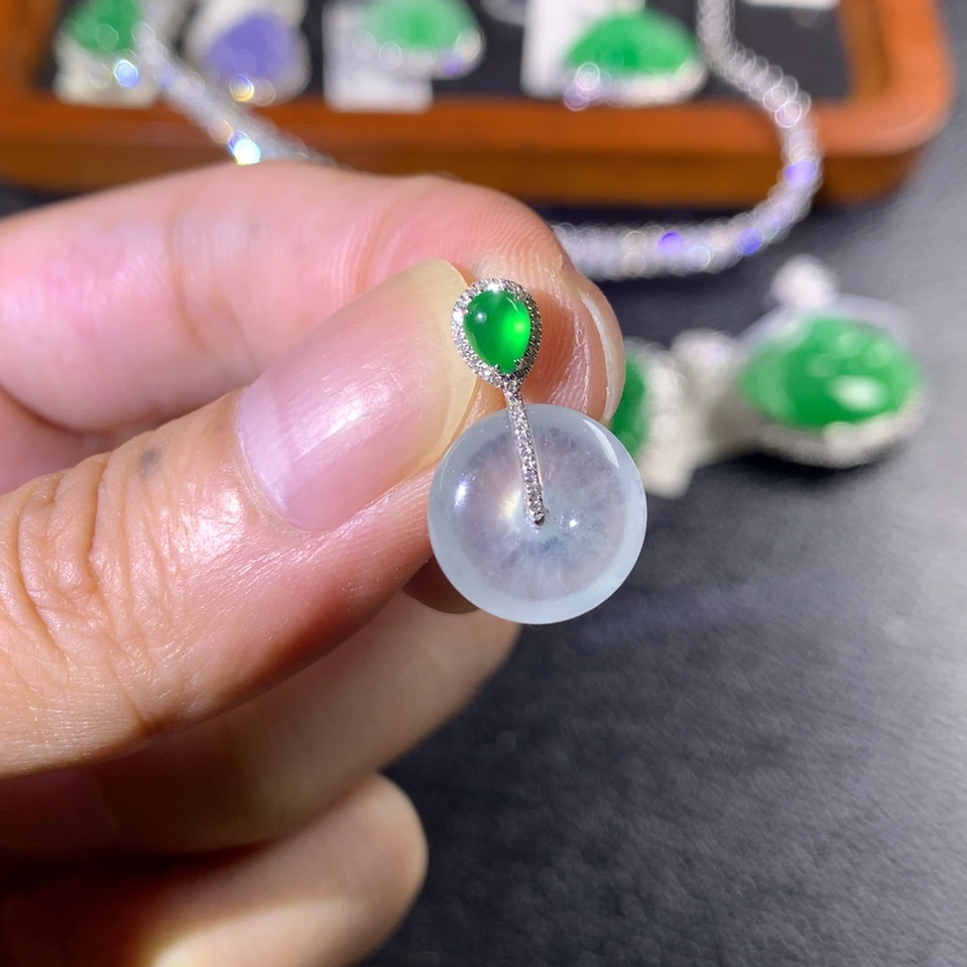 翡翠18K金镶嵌颈饰翡翠