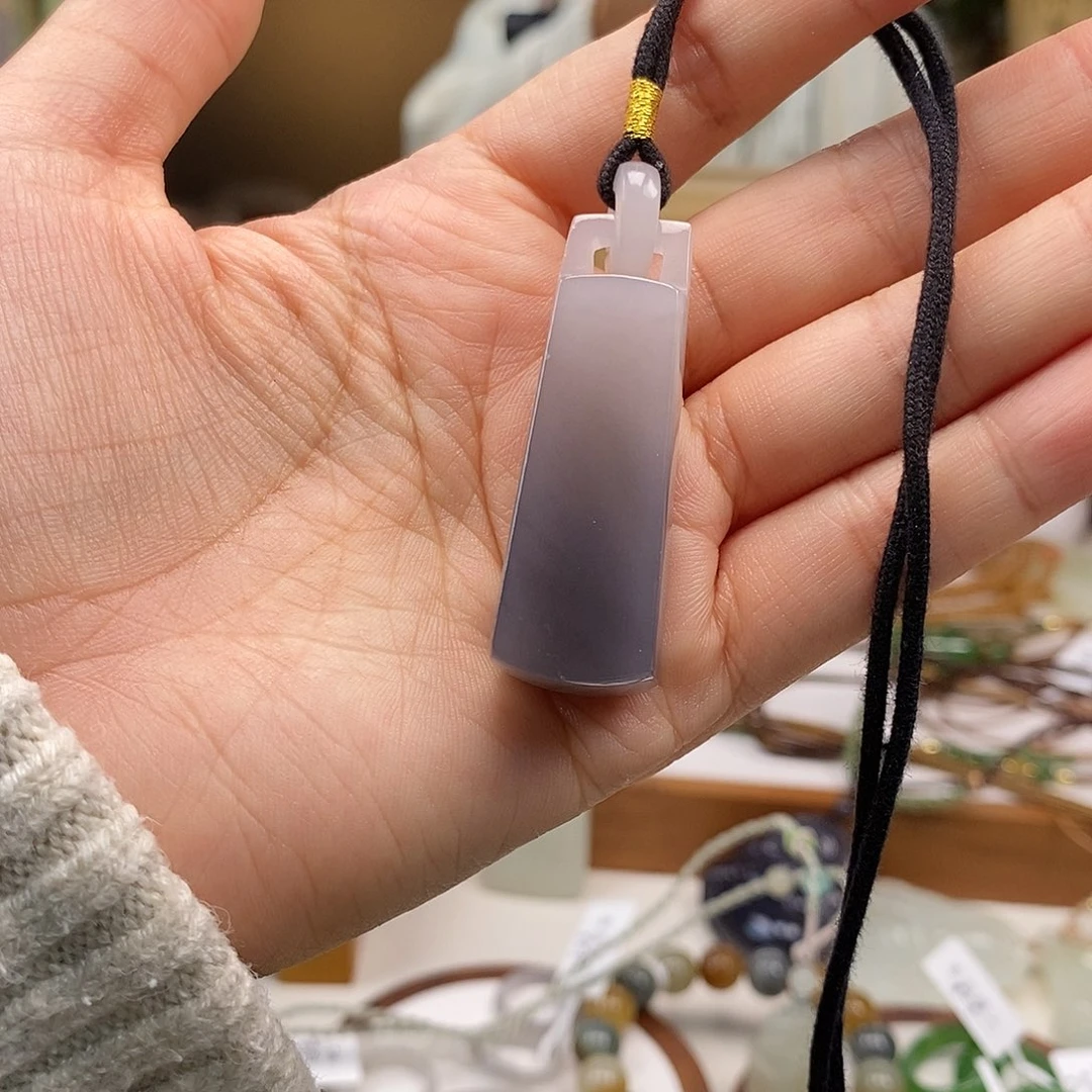 玉****和田玉未镶嵌颈饰