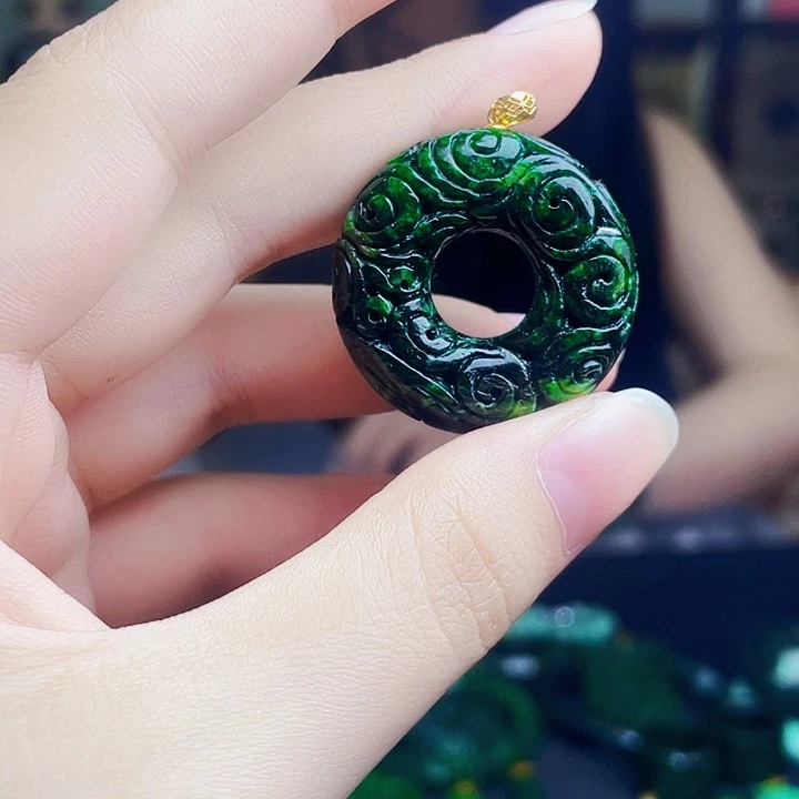 翡翠18K金镶嵌颈饰多样性