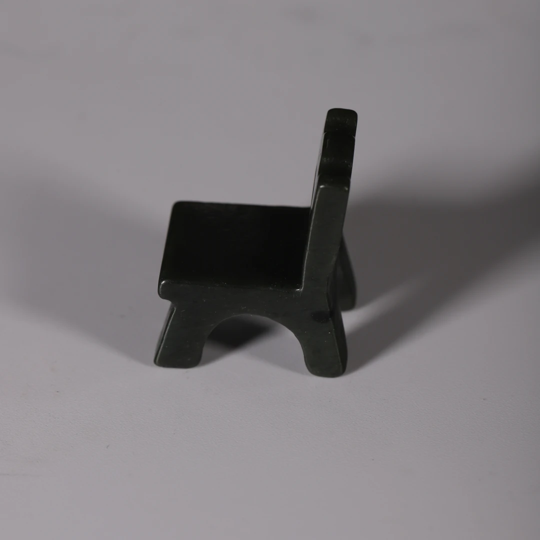 Lot32 清代和田碧玉板凳形挂件