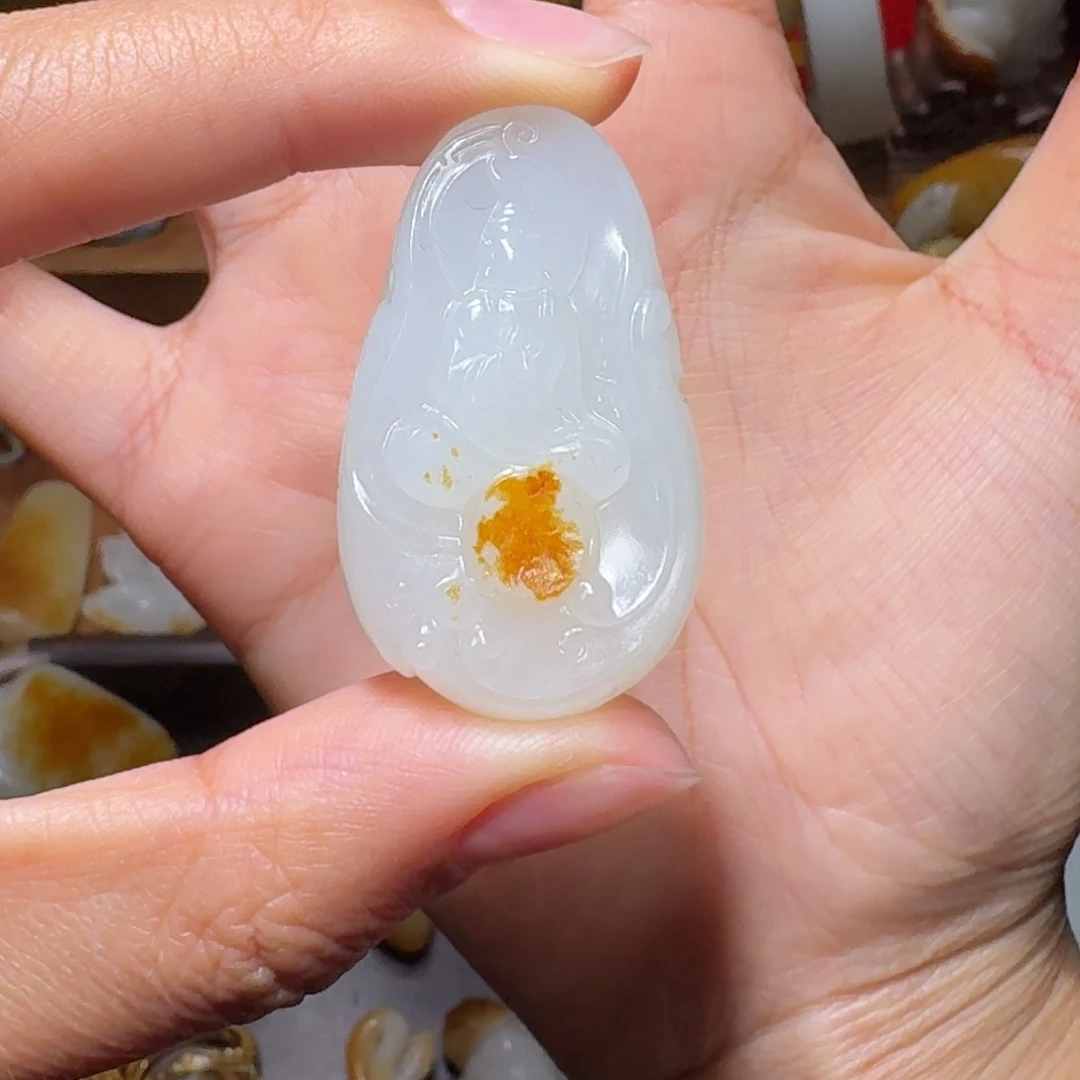 透***色和田玉未镶嵌颈饰观音