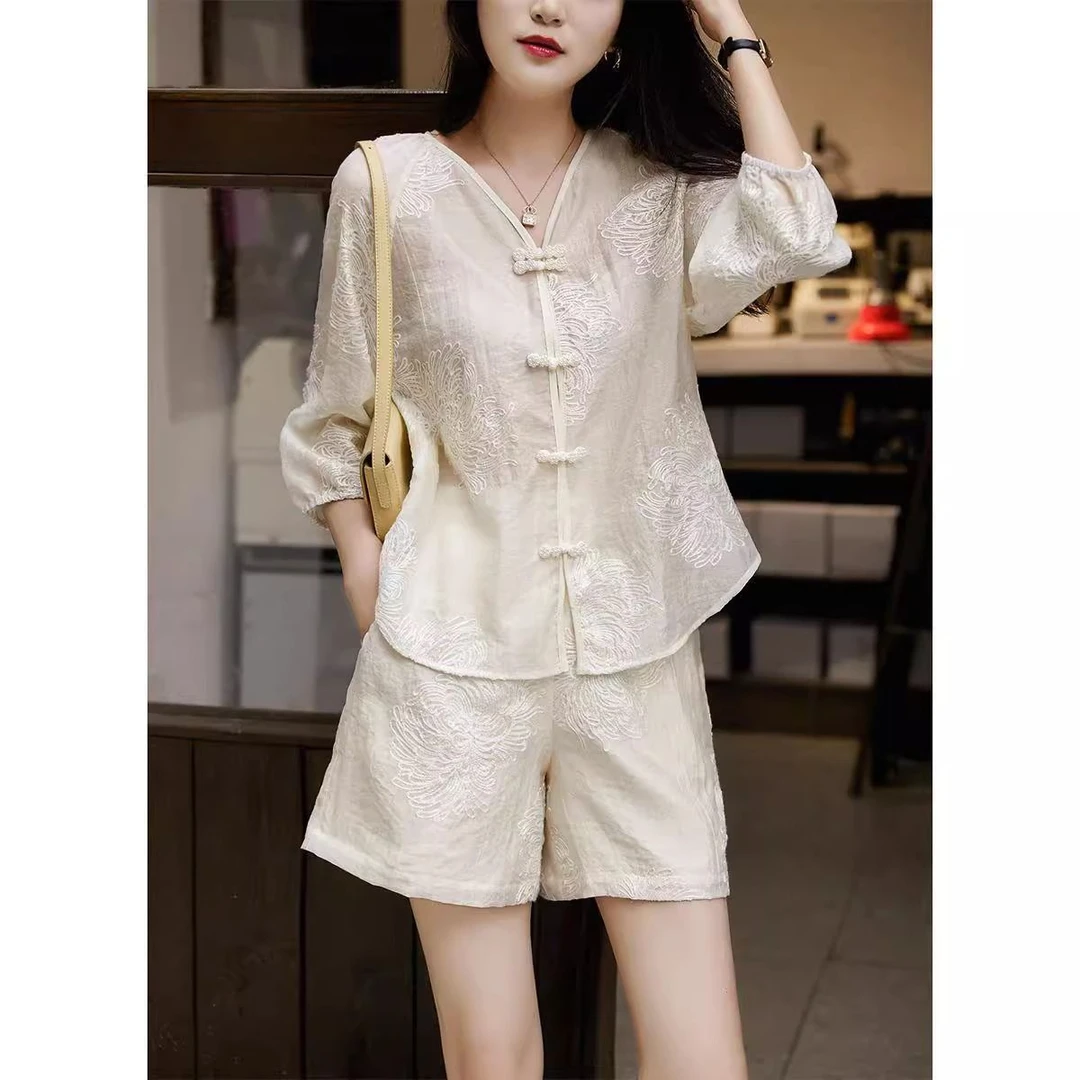 新中式穿搭一整套2025新款刺绣盘扣上衣内搭吊带配阔腿短裤三件套