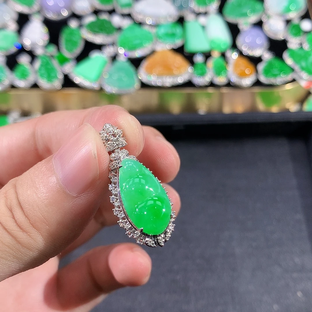 翡翠18K金镶嵌颈饰