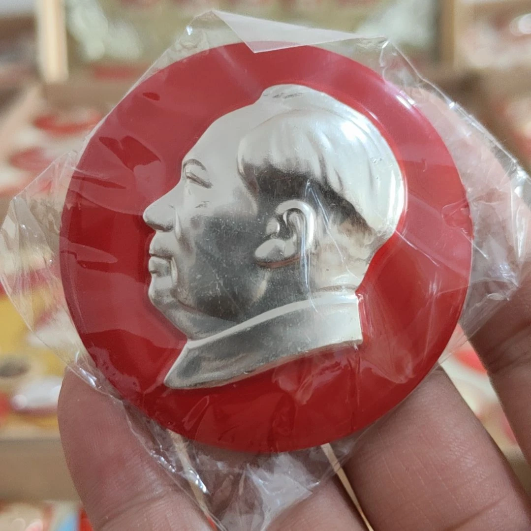 开***0其他普通金属圆形红色人物像章