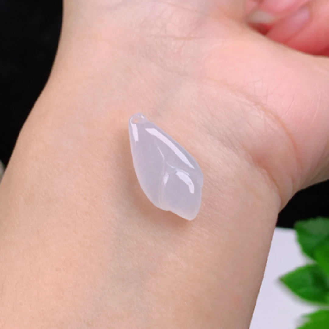 天然翡翠A货送冰润细腻玉兰花玉坠吊坠送金扣