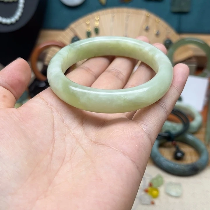 蛇纹石玉手镯未镶嵌