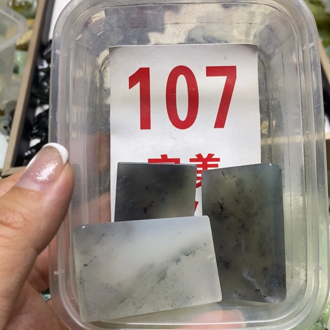 透闪石-蛇纹石玉吊坠未镶嵌