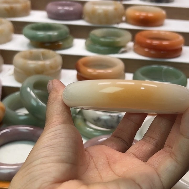 未镶嵌手镯石英岩玉