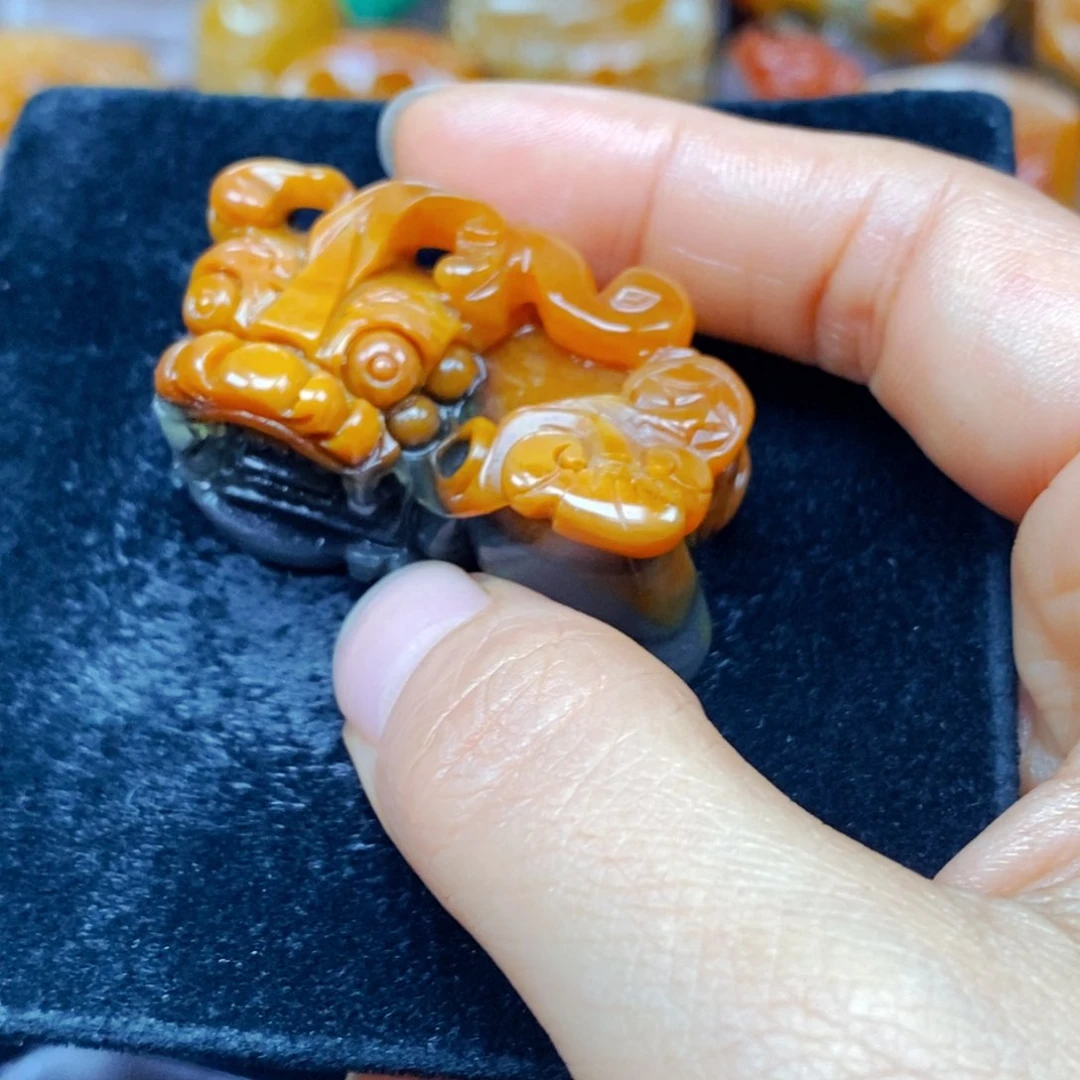未镶嵌石英质玉（黄龙玉）颈饰