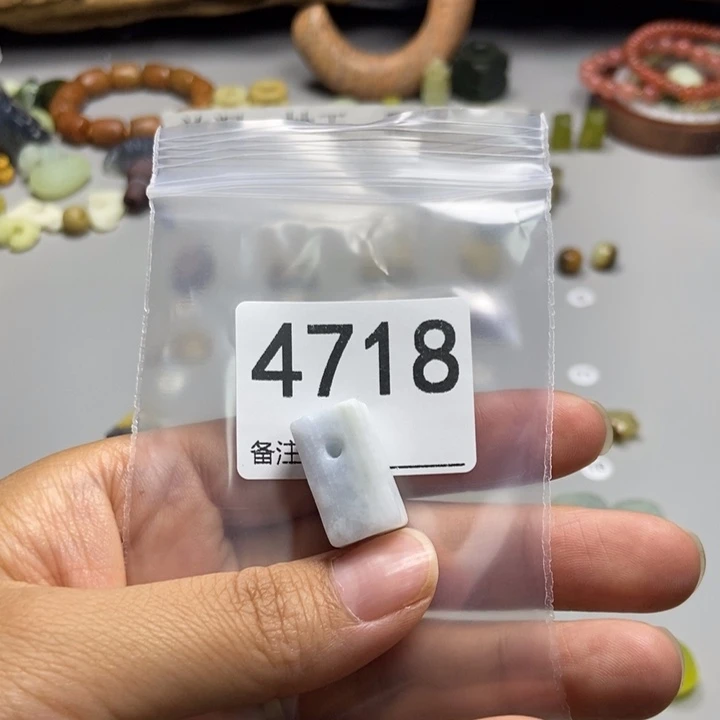 溜***达未镶嵌蛇纹石玉颈饰