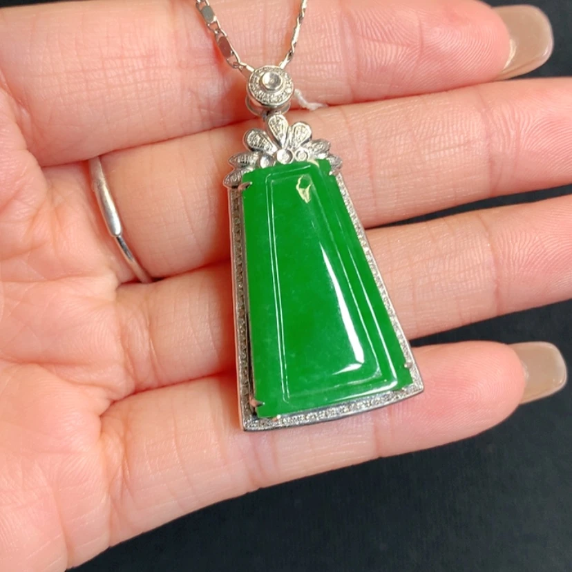 【闪购商品】颈饰18K金镶嵌翡翠平安无事