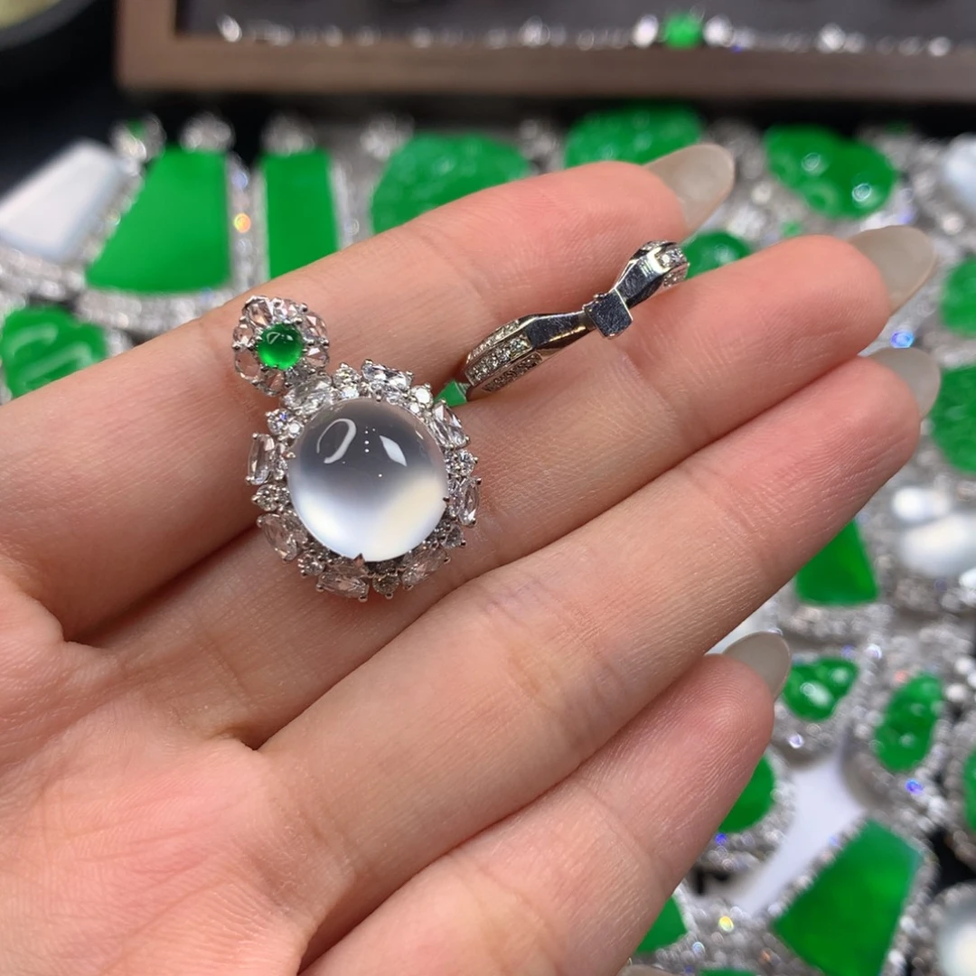 颈饰18K金镶嵌翡翠冰蛋