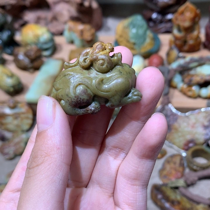 未镶嵌岫岩河磨玉（透闪石质玉）把件
