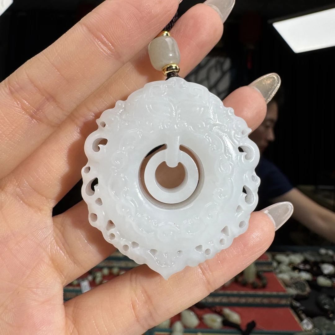 和田玉挂件仿古兽面貔貅头环环相扣毛衣链（50×11.5）