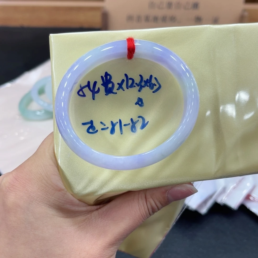 翡翠手镯未镶嵌翡翠