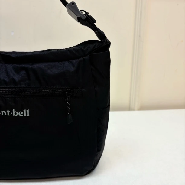 56698 韩版mont，中号黑色涂层织物运动斜背包，尺寸：28x22x8cm