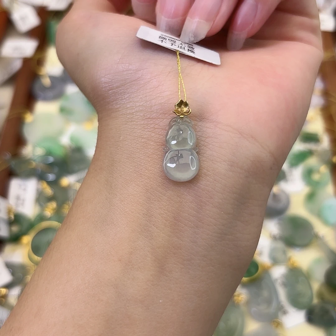 翡翠18K金镶嵌颈饰葫芦